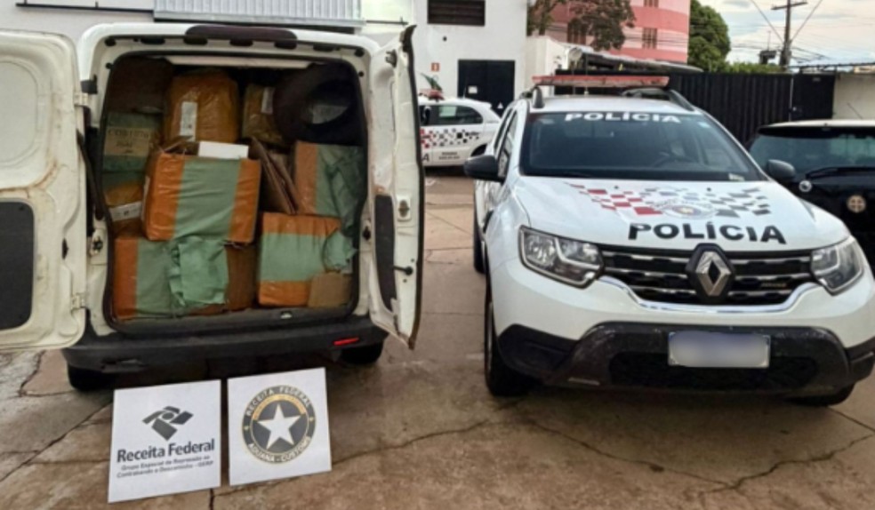 Carga com 27 caixas de relógios vindos do Paraguai é apreendida em Presidente Venceslau — Foto: Polícia Militar/Divulgação