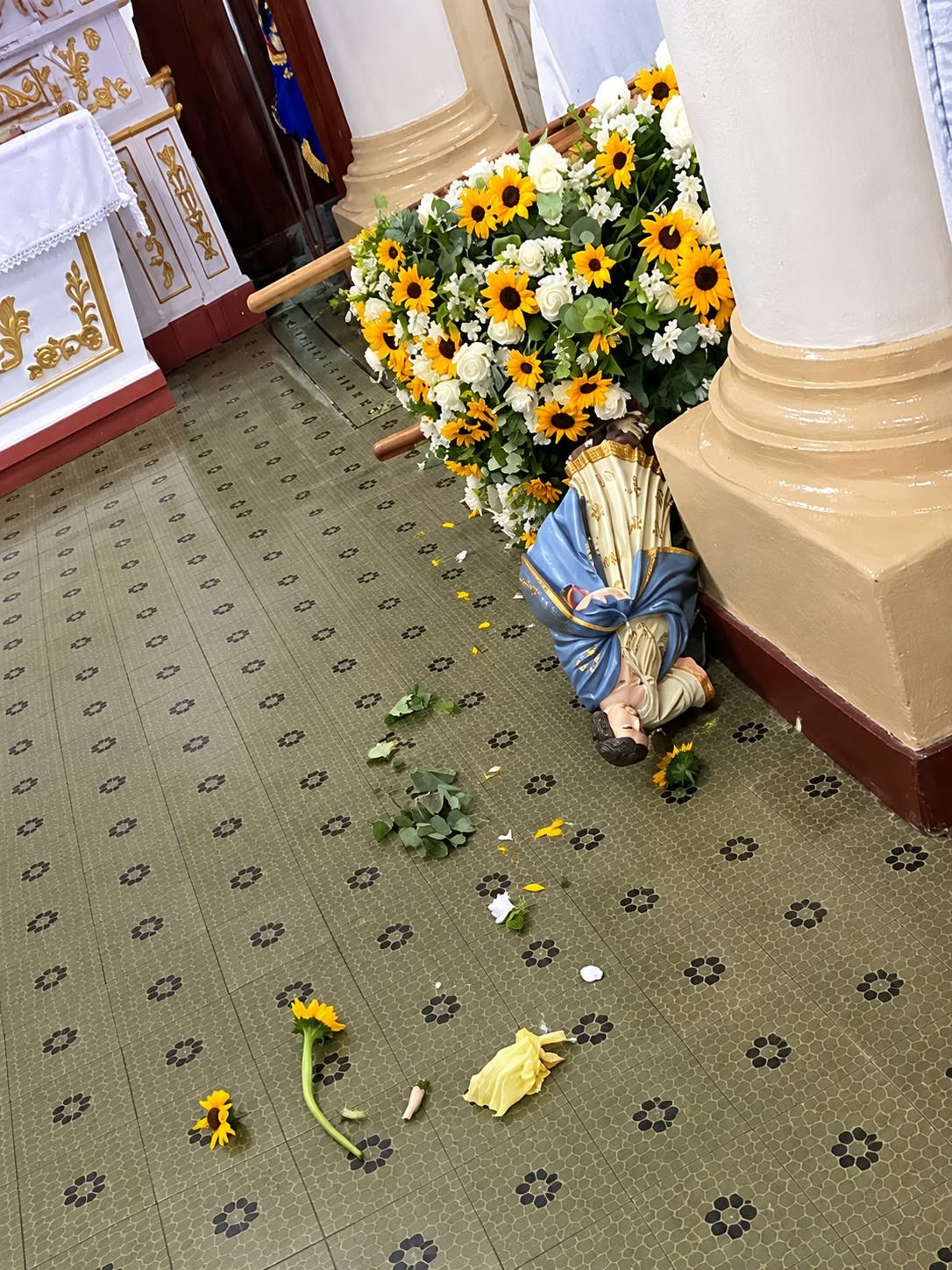 Imagem de Nossa Senhora leva chute e cai no chão em igreja histórica de Minas Gerais