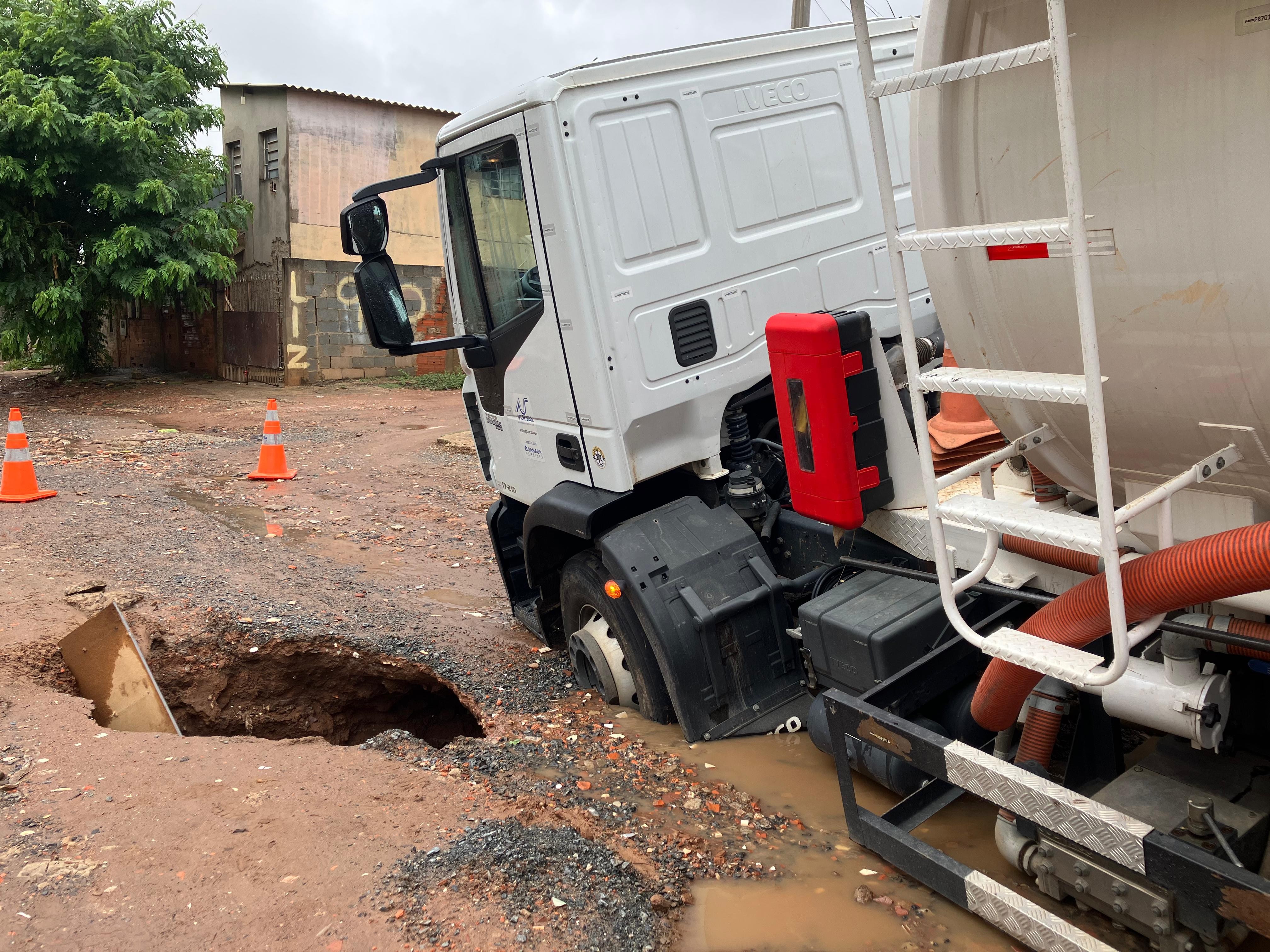 Em algumas horas, dois caminhões atolam em pontos diferentes da mesma rua em Campinas