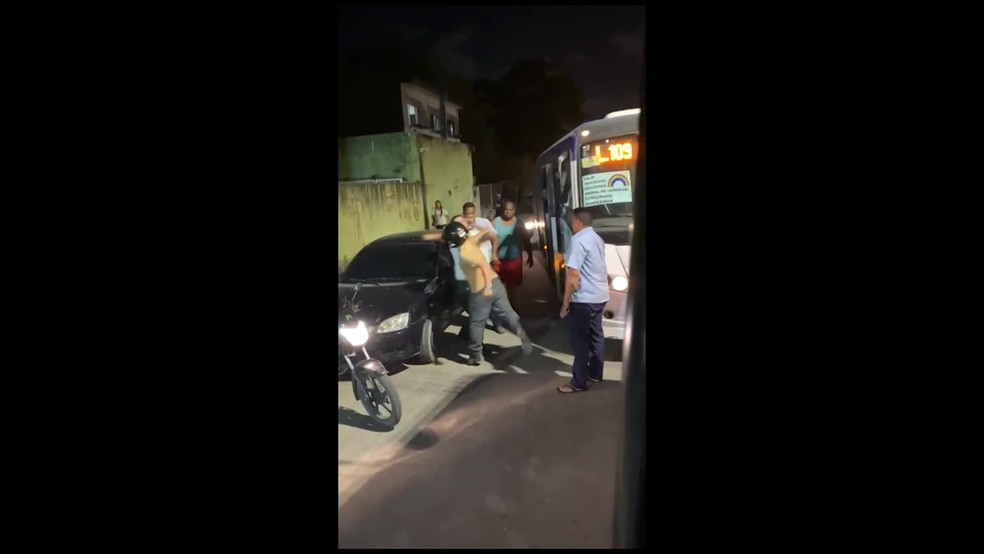 Motorista de ônibus levou um soco de um motociclista que passava na rua após acidente de trânsito — Foto: Reprodução/WhatsApp