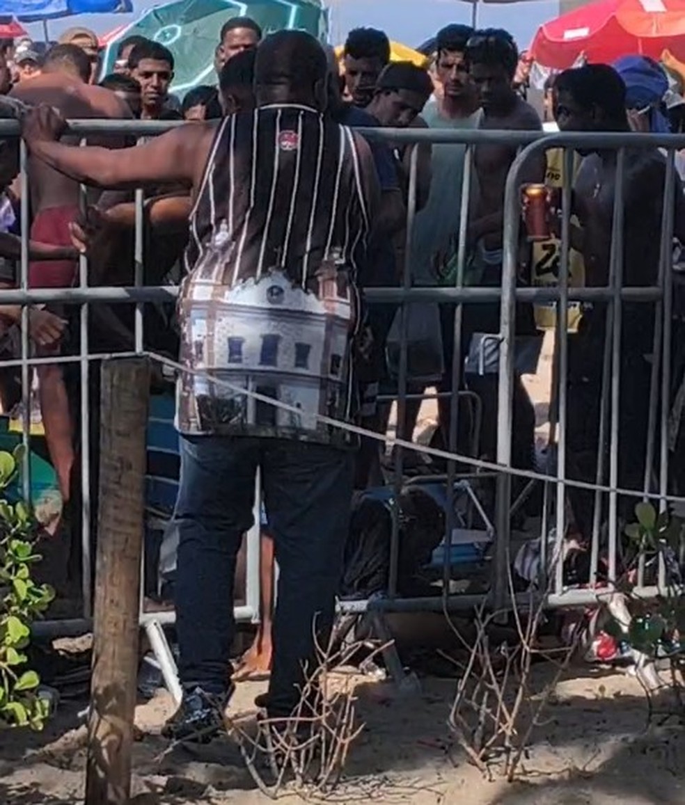 Homem é preso em Copacabana — Foto: Edson Douglas / Reprodução AgNews