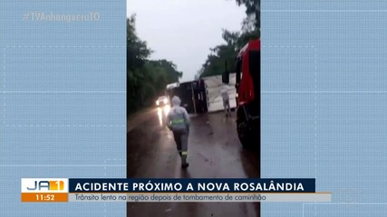 Caminhão tomba em rodovia e deixa trânsito parcialmente interditado