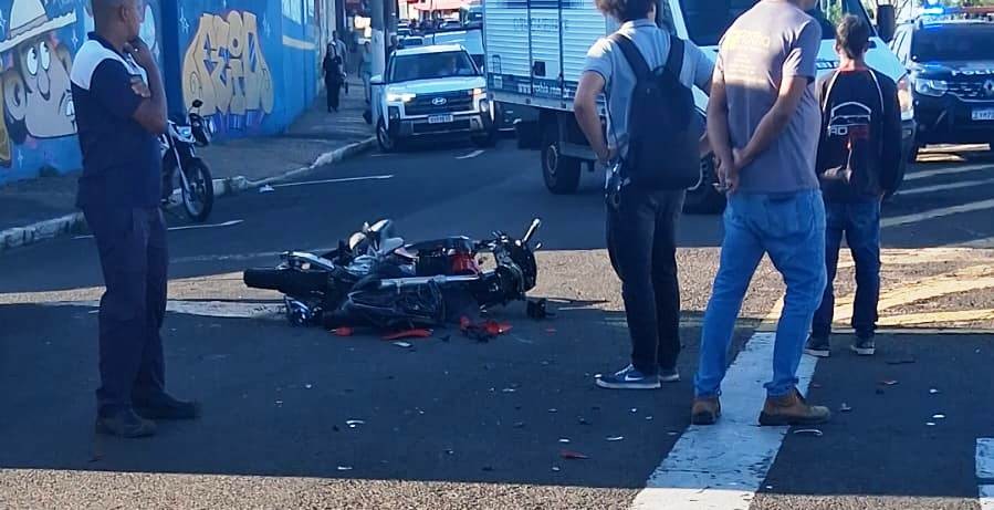 Motociclista fica ferido após colisão com caminhão no interior de SP