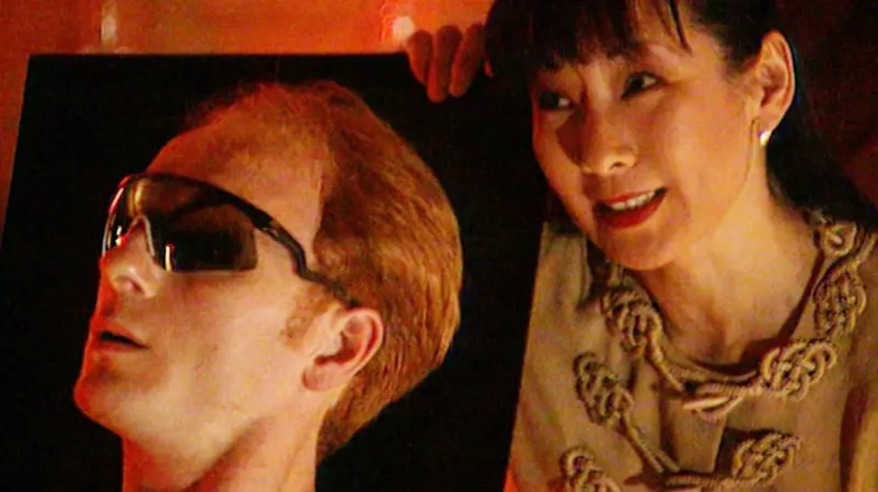 Este casal fictício de 2025 com o óculos de realidade virtual apareceu na série Tomorrow's World em 1995. — Foto: BBC