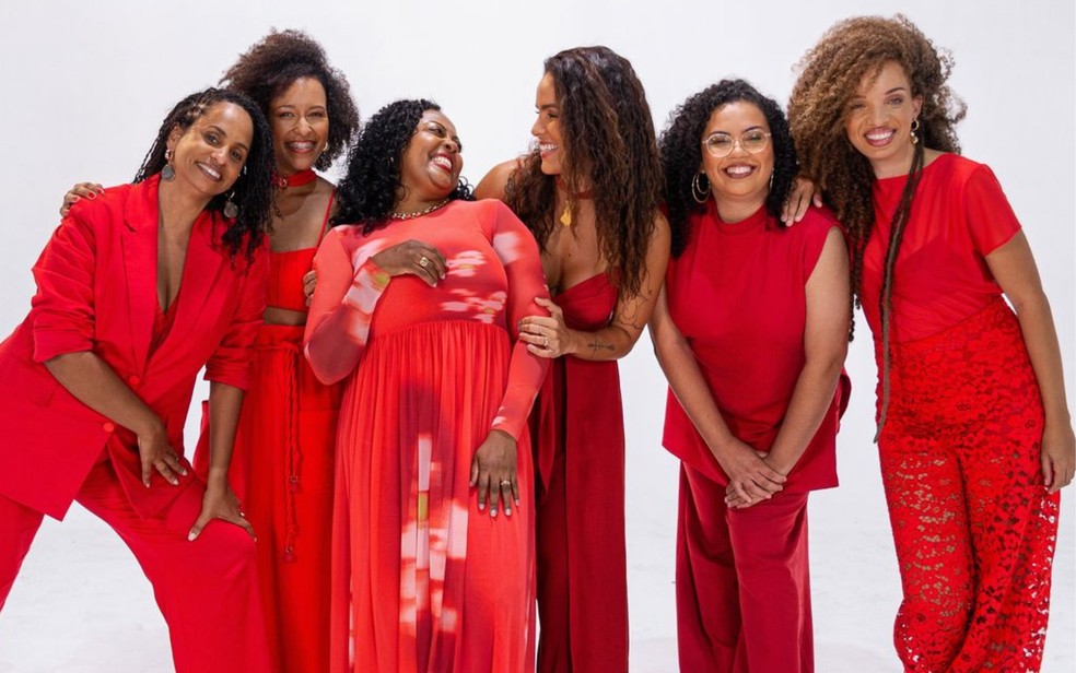 Sambaiana, grupo de samba formado por mulheres, com a cantora Ju Moraes — Foto: Reprodução/Redes Sociais