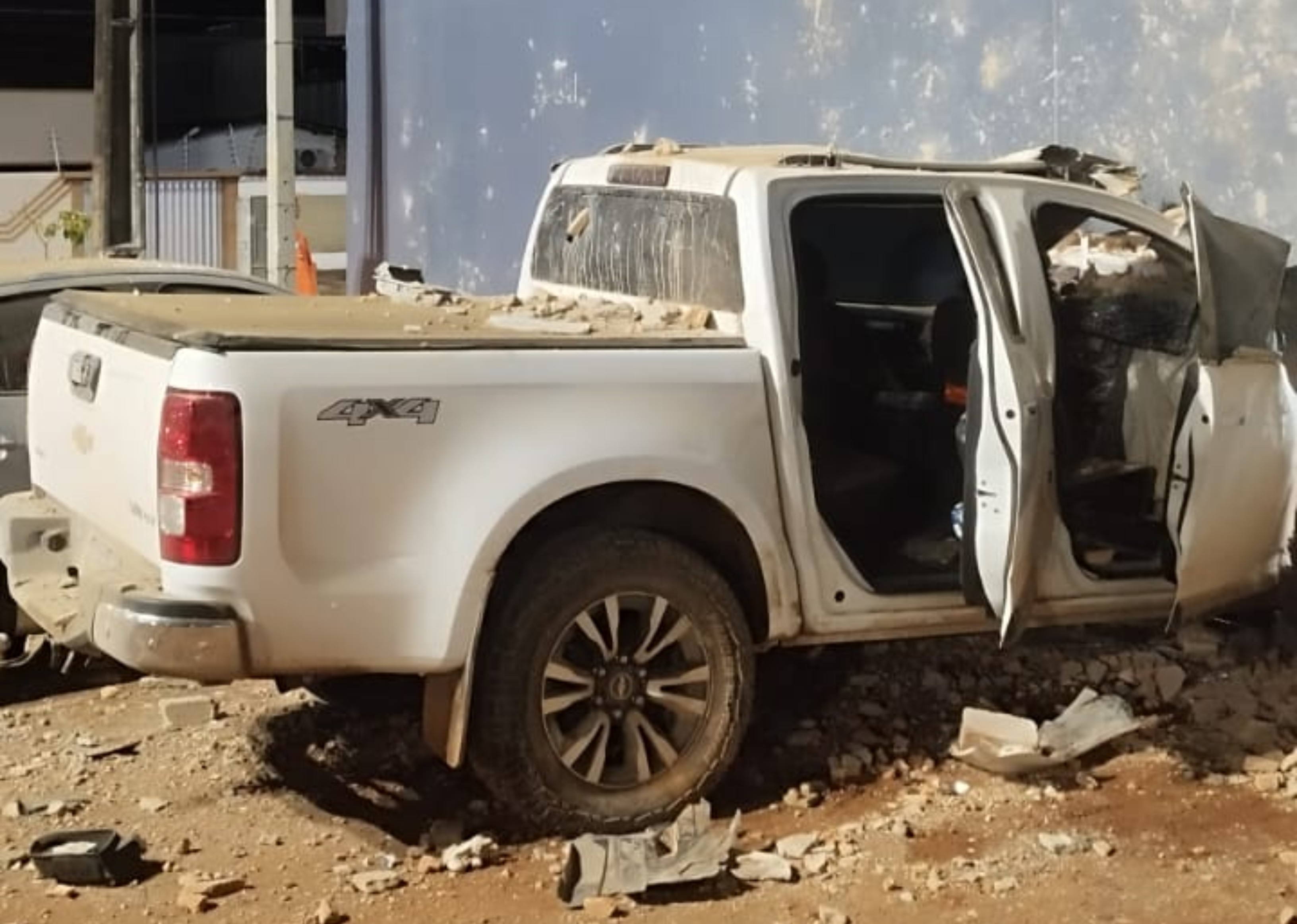 Homem é preso após bater carro em prédio público e atingir três veículos que estavam estacionados 