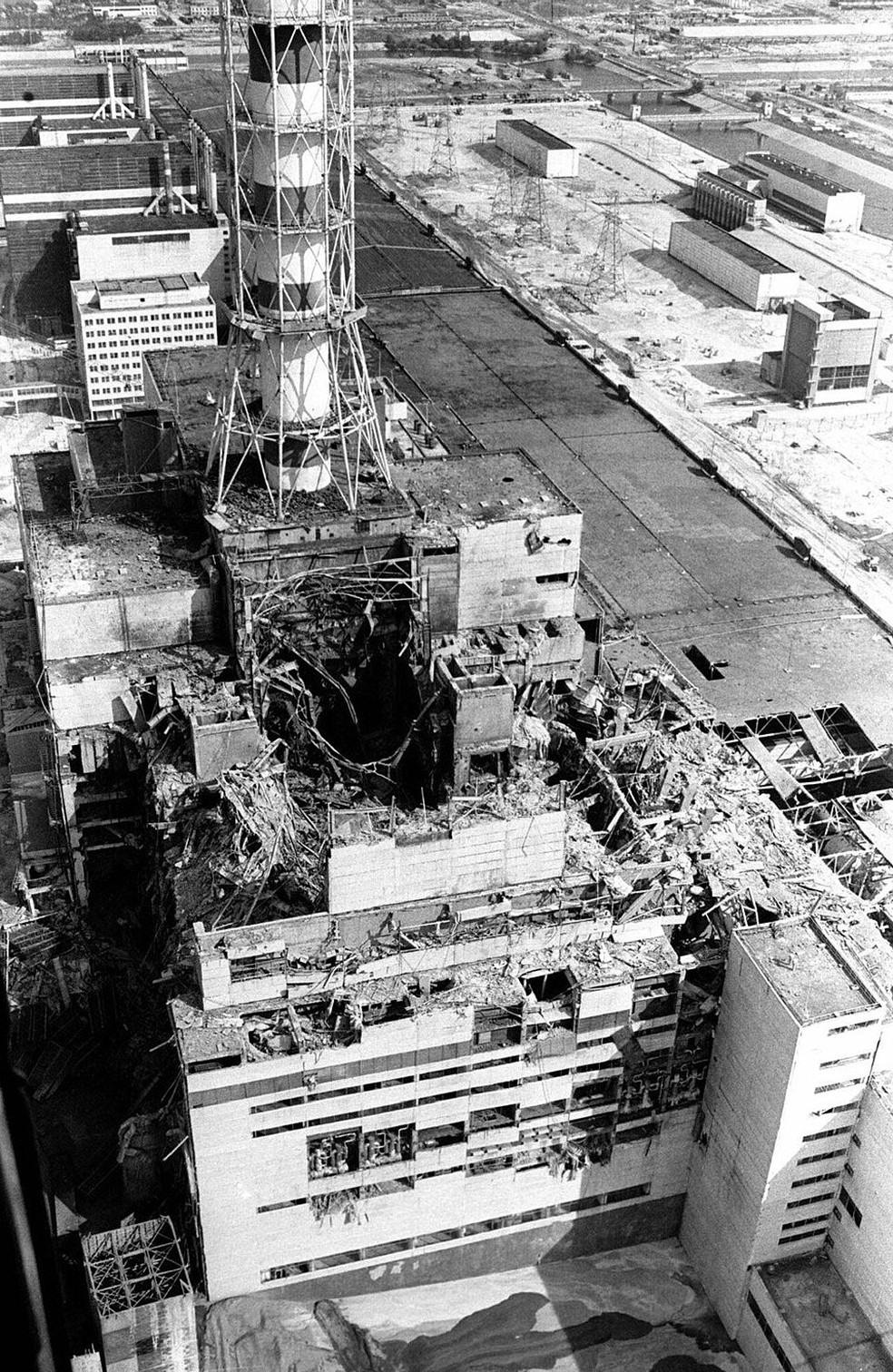 Imagem aérea do reator 4 da Usina Nuclear de Chernobyl, em 1986, meses após o acidente — Foto: USFCRFC/Agência Internacional de Energia Atômica