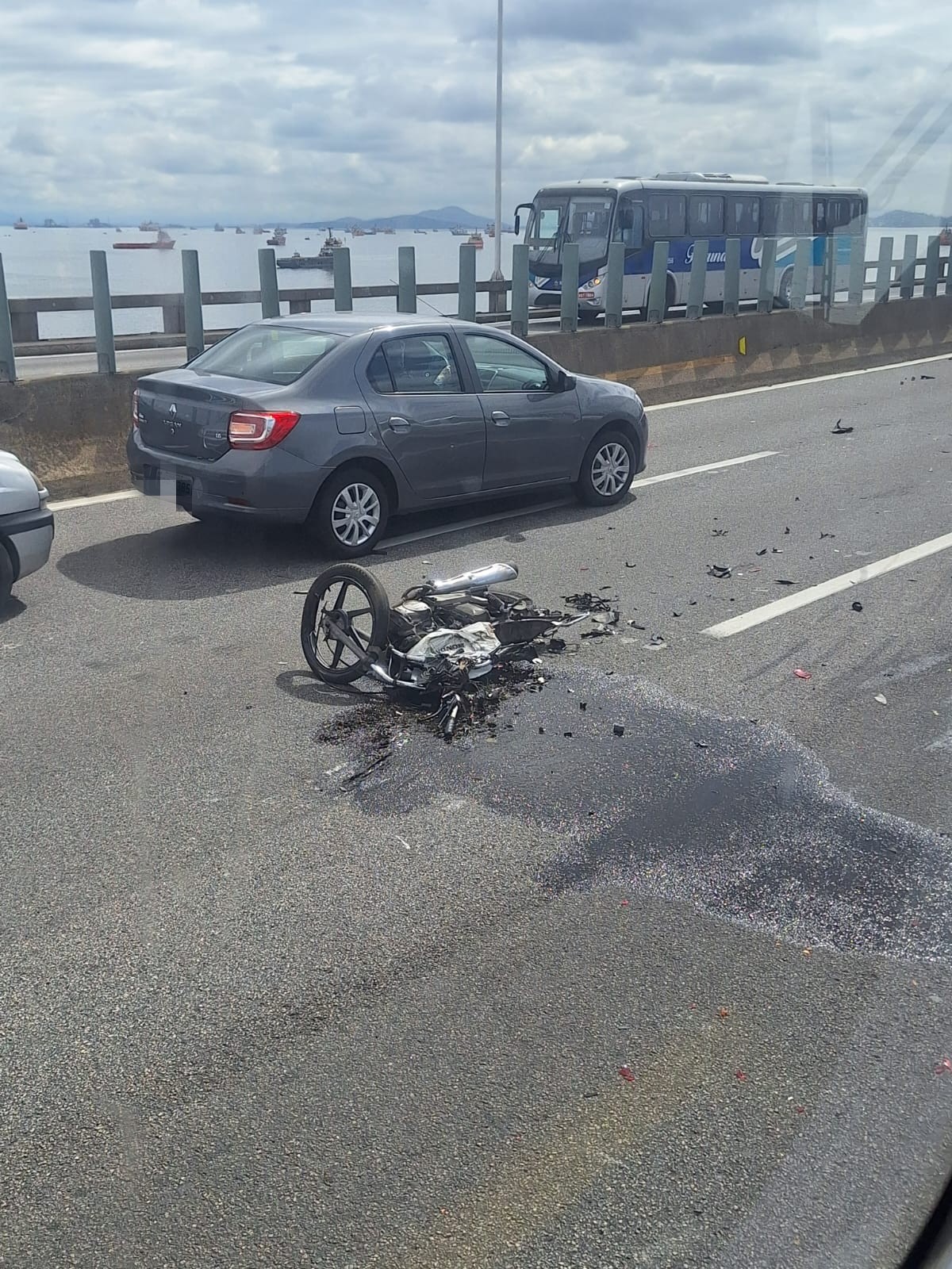 Acidente na Ponte Rio-Niterói deixa uma pessoa morta