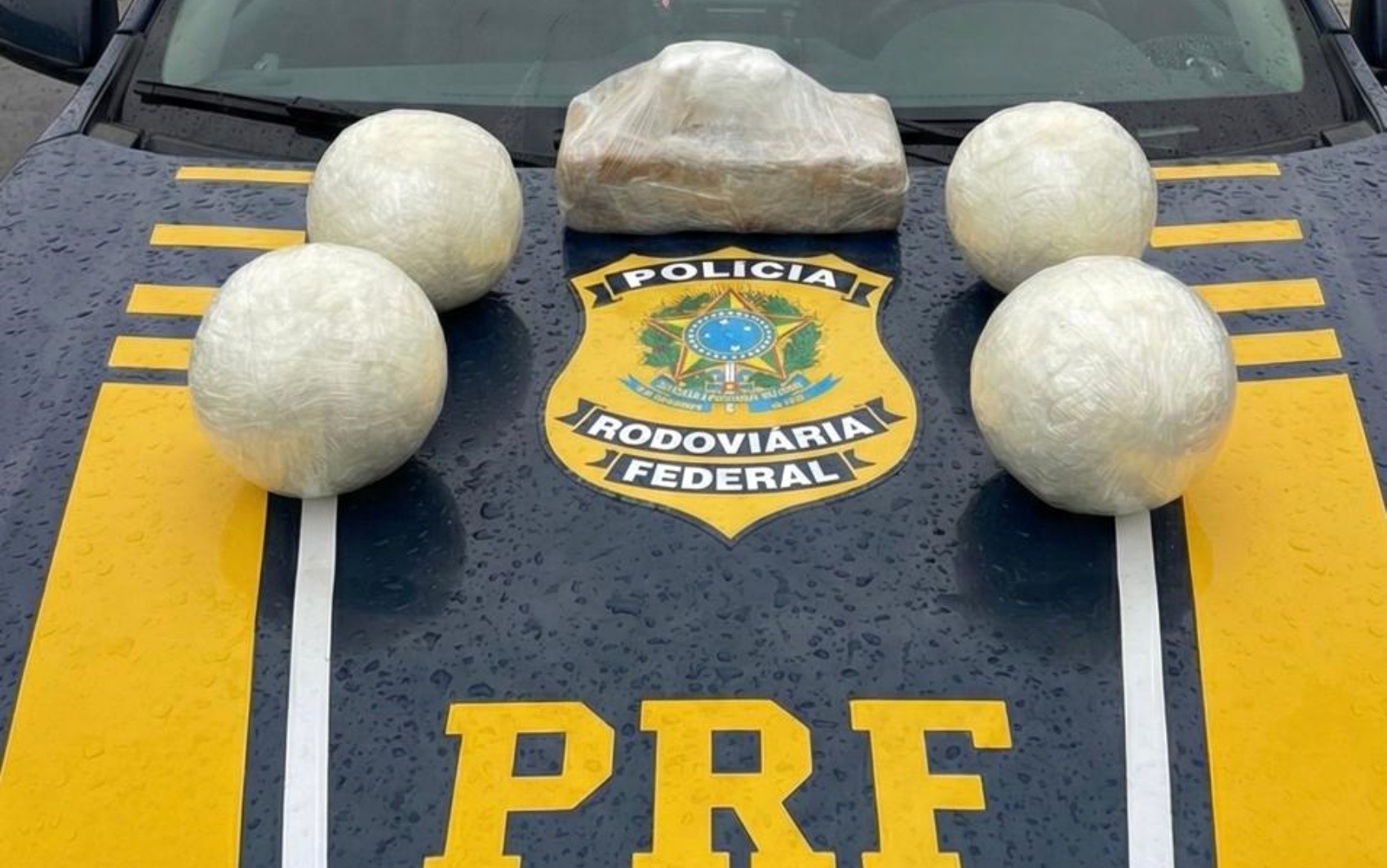 PRF apreende mais de 5 kg de cocaína e prende dois passageiros em ônibus na Fernão Dias, em Pouso Alegre, MG