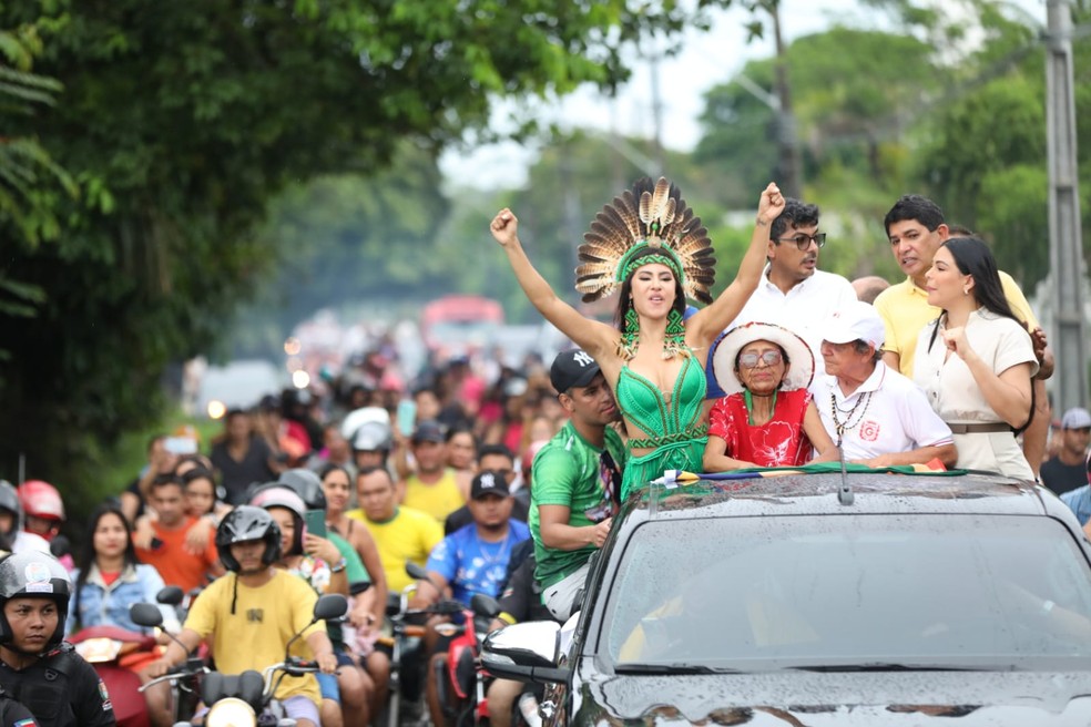 Isabelle Nogueira em passeata em Parintins após BBB 24 — Foto: Márcio Azevedo/Secom