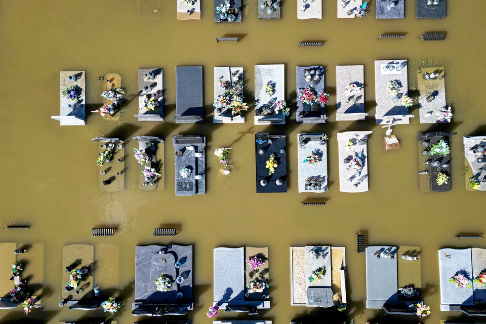 Imagem aérea de cemitério alagado em Brzeszcze, na Polônia — Foto: Reuters