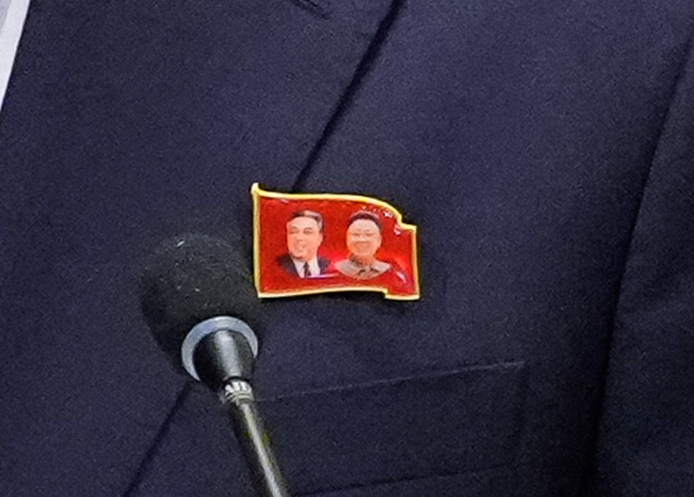 Vice-ministro das Relações Exteriores da Coreia do Norte, Kim Son Gyong, utiliza broche com rosto de pai e avKim Jong-un durante discurso na 81ª Assembleia Geral da ONU em Nova York, nos Estados Unidos, em 28 de setembro de 2026. — Foto: Ryan Murphy/Getty Images North America via AFP