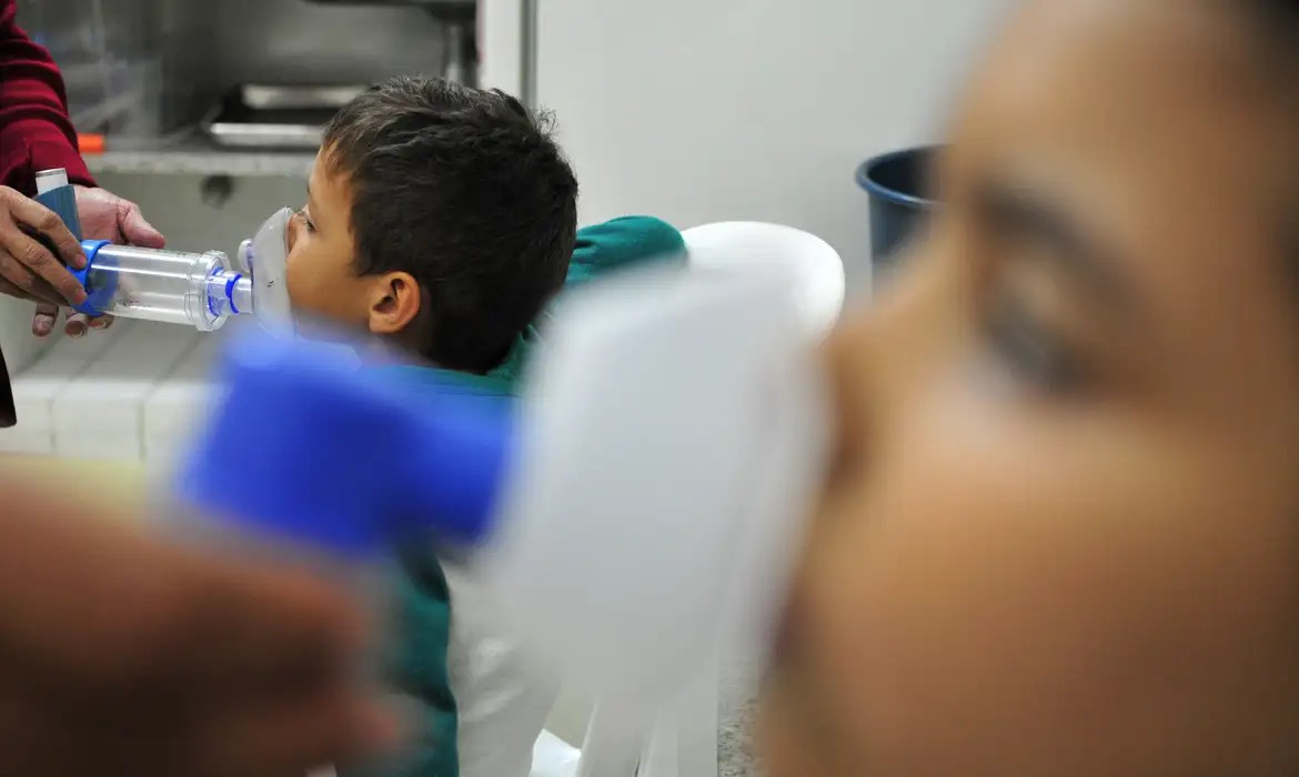Metade dos casos de síndromes respiratórias no Paraná atingem crianças; especialista explica cuidados necessários com os pequenos