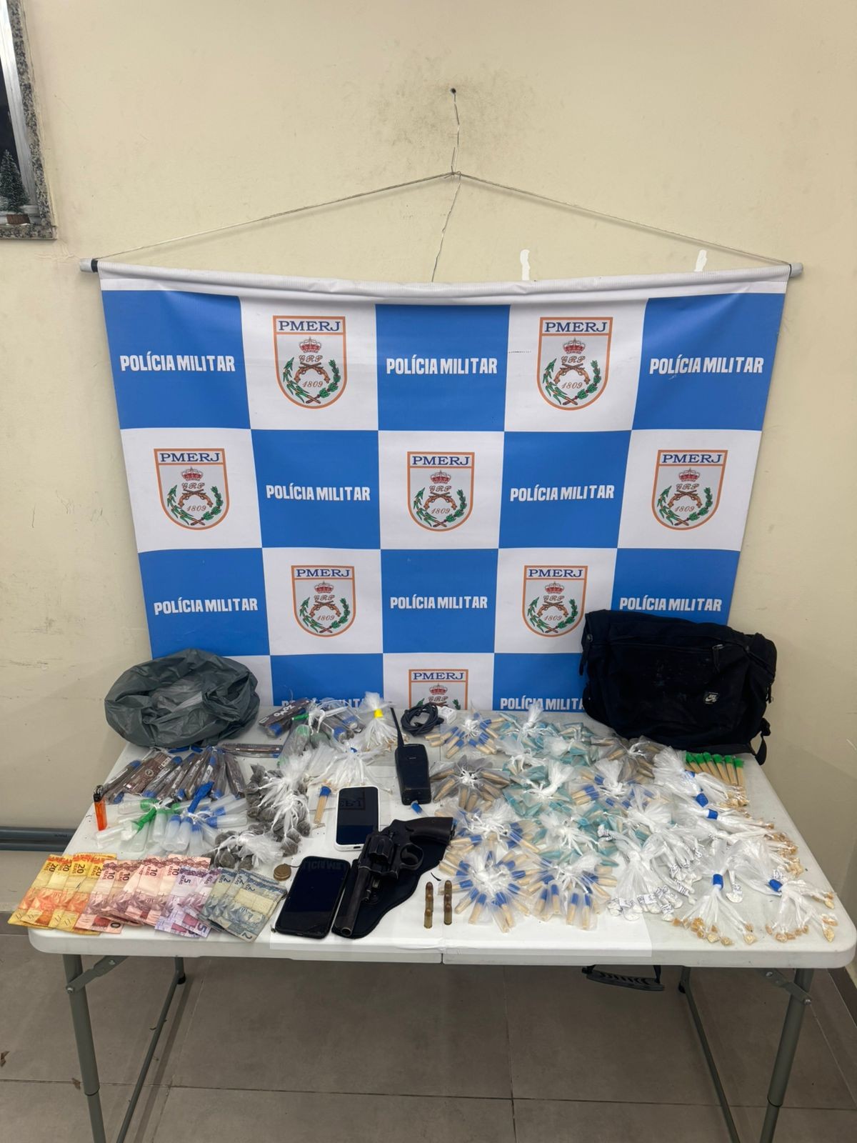 Dois jovens são presos com drogas e arma em Volta Redonda