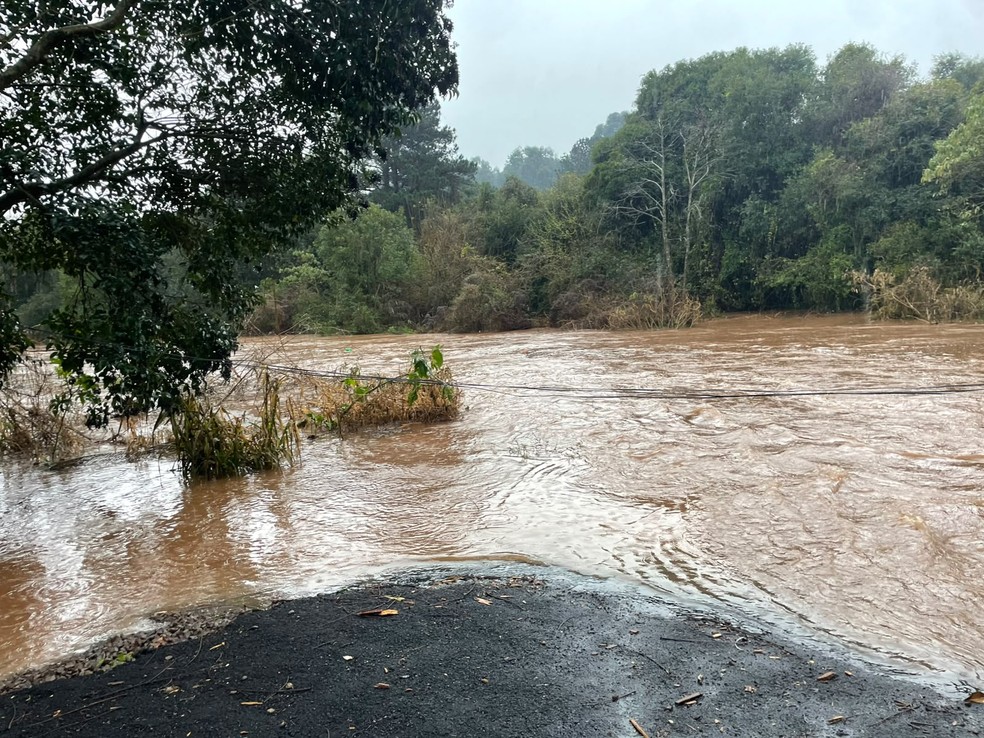 Chuva no RS: cidades registram transtornos e rio atinge cota | G1