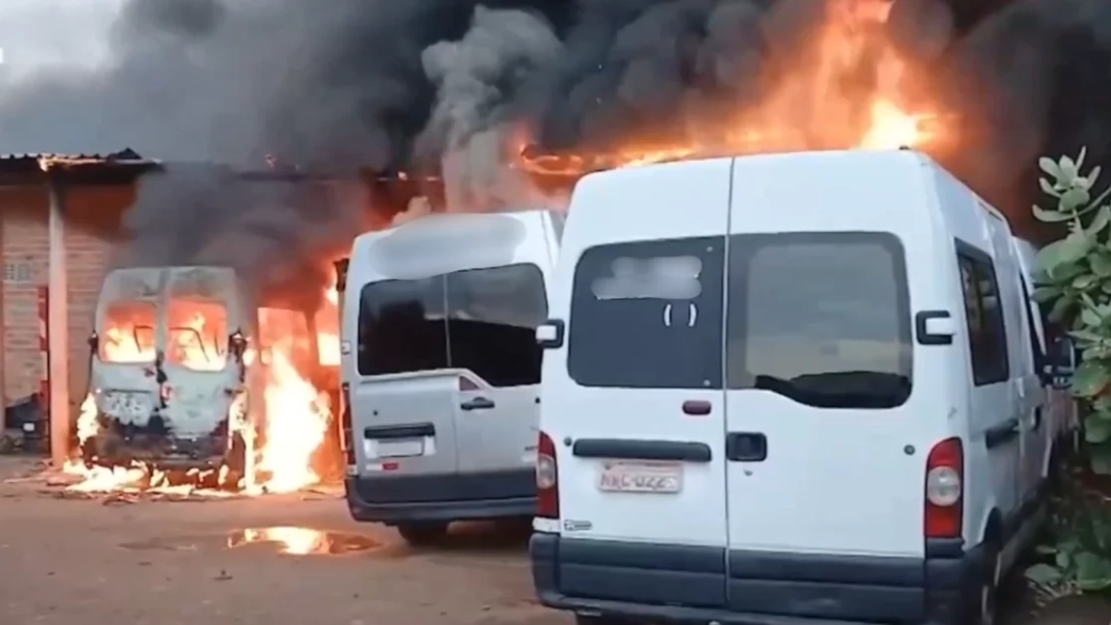 Incêndio destrói cinco veículos em oficina mecânica no Sul do PI