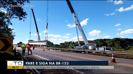 Instalação de vigas deixa trânsito na BR-153 em situação de pare e siga
