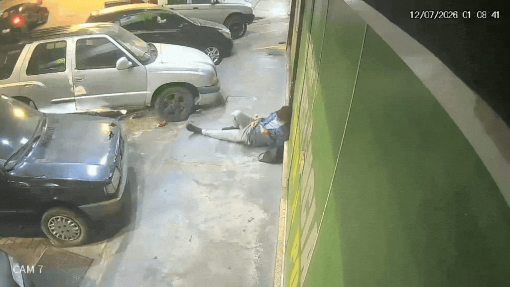 VÍDEO: homem escapa por pouco após carro desgovernado atingir loja em Arraial do Cabo