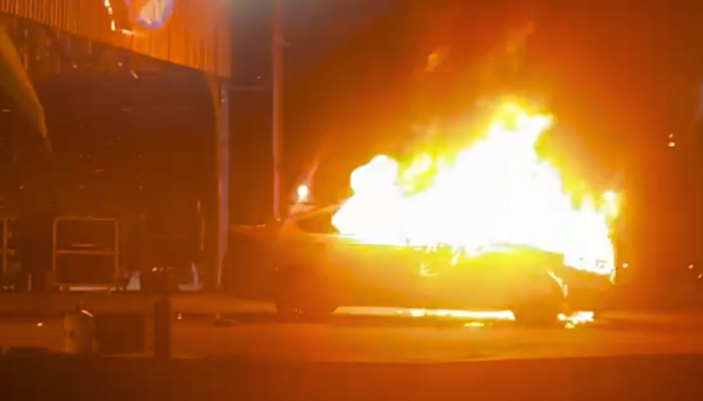VÍDEO: carro pega fogo dentro de estacionamento e mobiliza bombeiros em Limeira