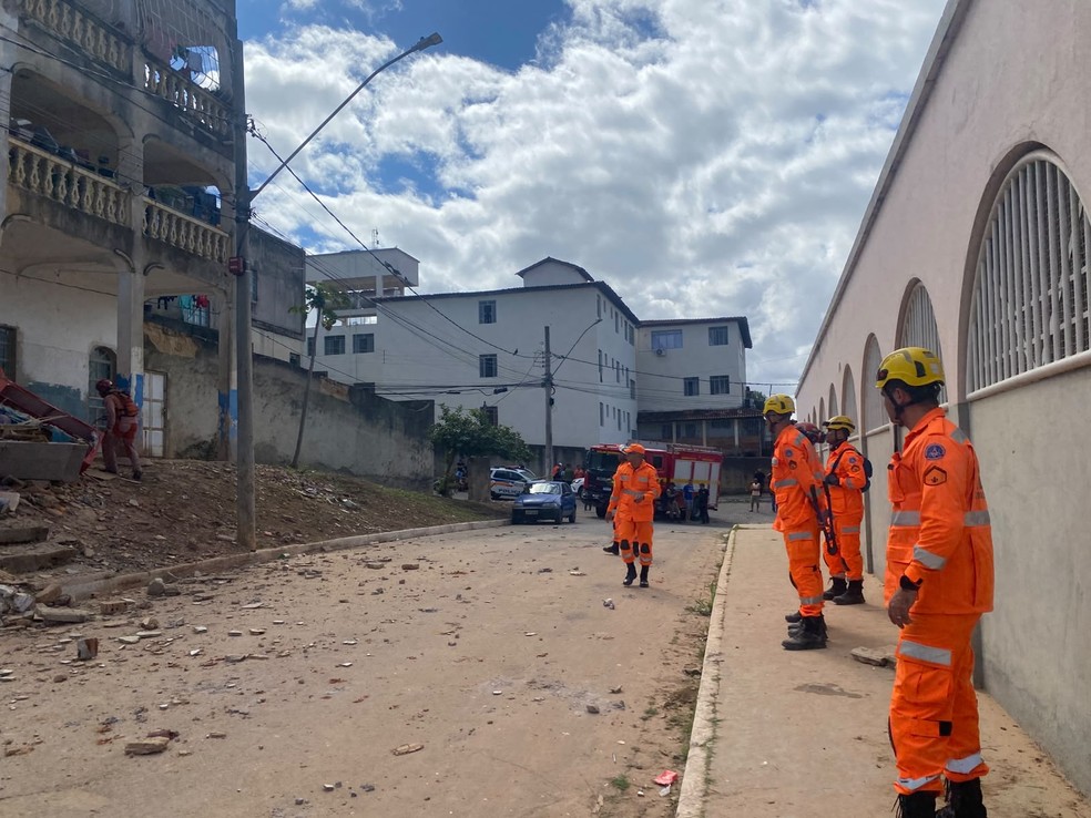 Equipes do Corpo de Bombeiros atuam no local — Foto: David Oliveira/Inter TV dos Vales