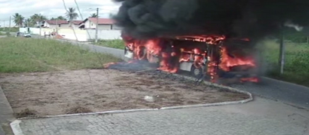 Ônibus pegou fogo em Parnamirim e ficou destruído — Foto: Reprodução
