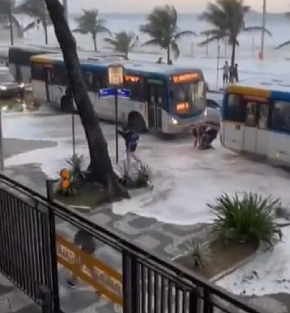 Força da água invadiu o calçadão da orla no Rio de Janeiro — Foto: Reprodução