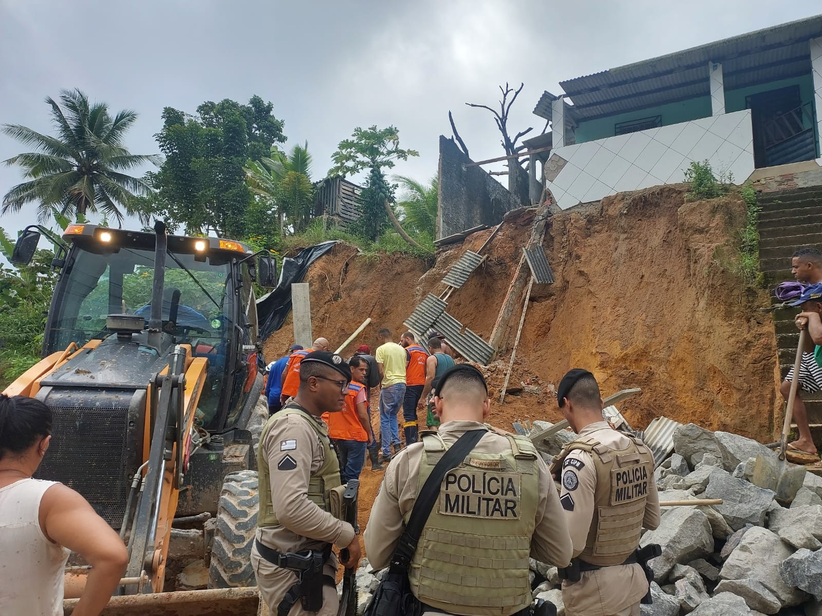 Pessoa fica soterrada após casa desabar na Região Metropolitana de Salvador
