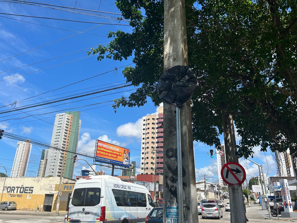 Placas que causaram confusão foram cobertas, em Natal — Foto: Stephany Souza/Inter TV Cabugi
