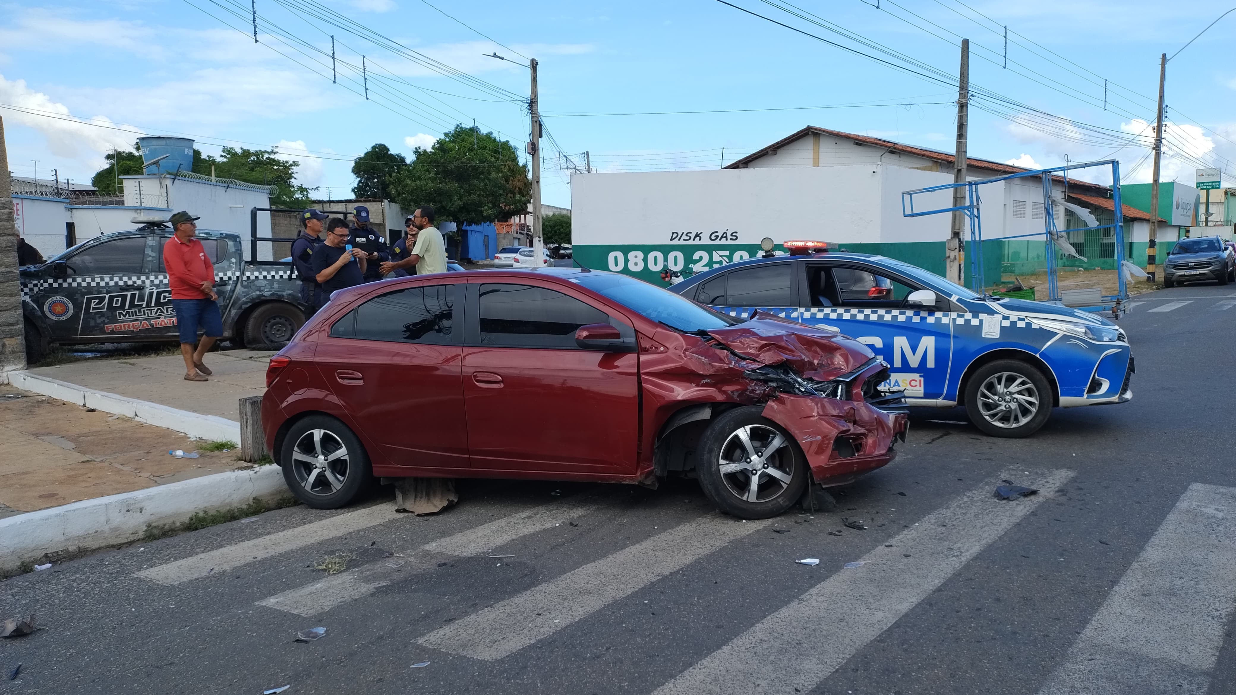 
Motorista com sinais de embriaguez é preso após colidir com carros, perder roda e dirigir até bater em poste no PI; VÍDEO
