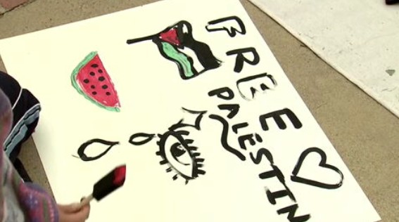 O que significa o símbolo de melancia desenhado em cartazes de manifestantes pró-Palestina em universidades americanas