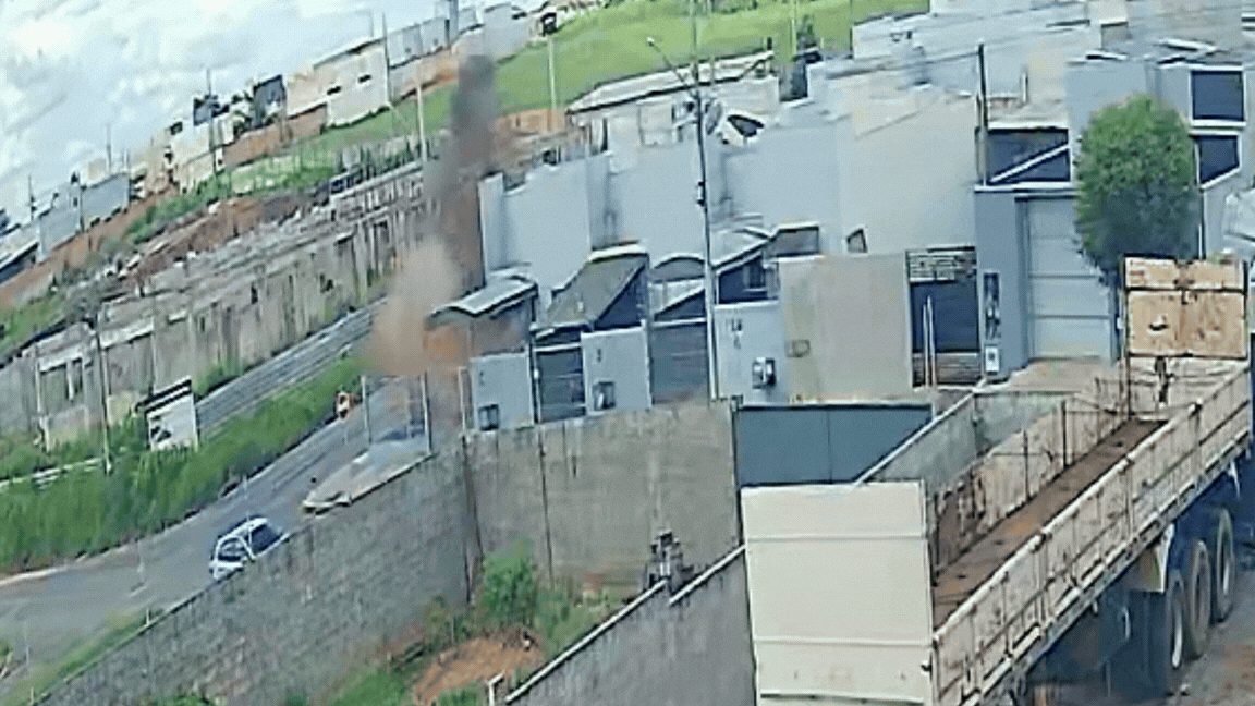 VÍDEO mostra explosão de fossa após jovem aquecer cano com fogo durante reparo em MT