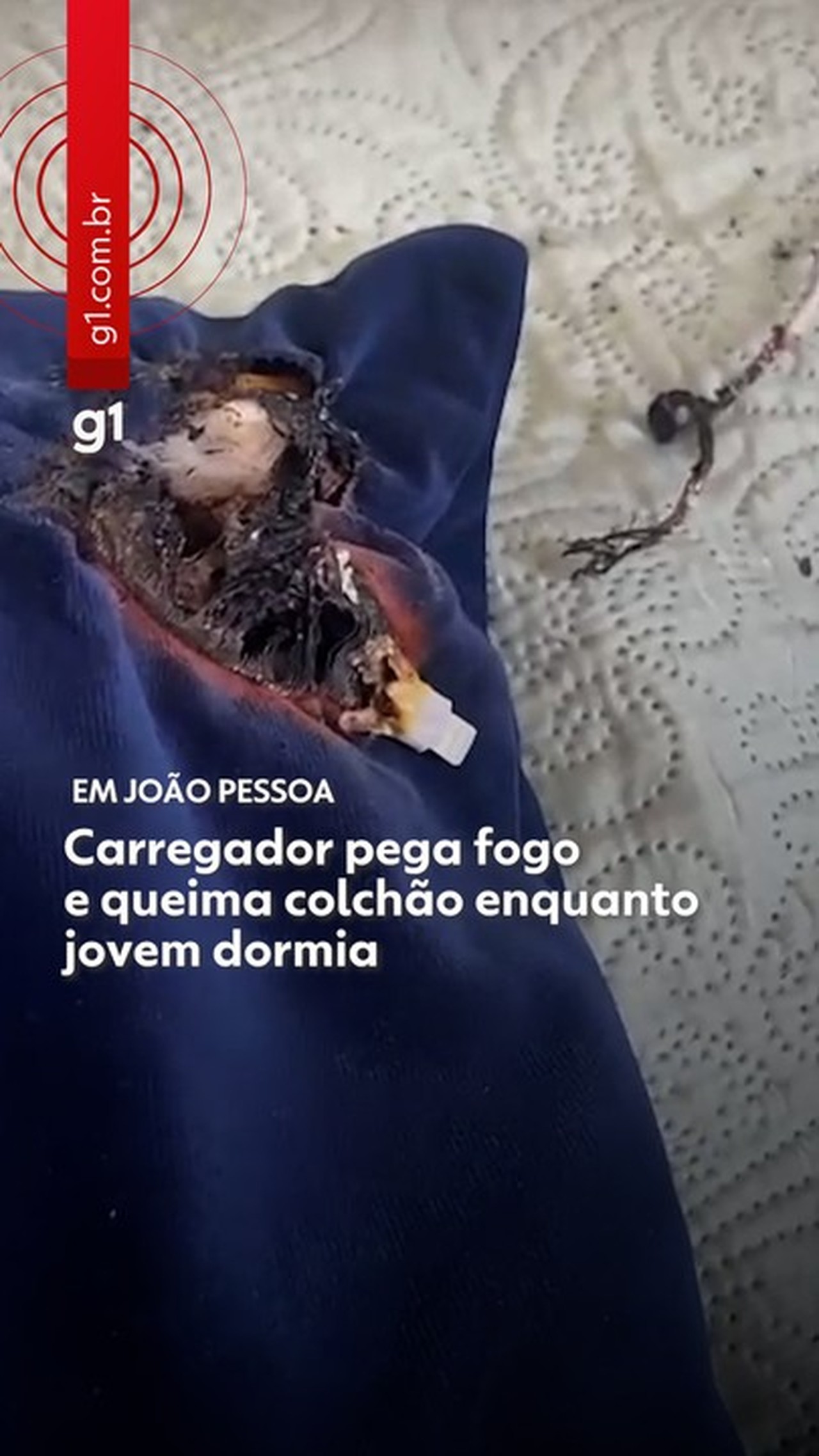 Carregador de celular pega fogo e queima colchão enquanto jovem dormia, em João Pessoa; VÍDEO