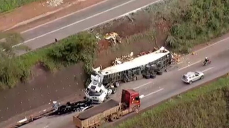 Carreta cai em ribanceira e interdita parte da BR-381 na Serra de Igarapé
