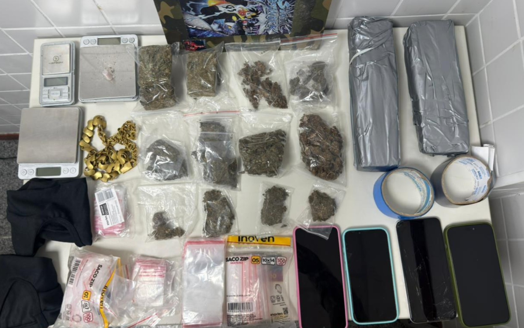Motorista denuncia atitude suspeita durante entrega e quatro homens são presos com drogas na Bahia
