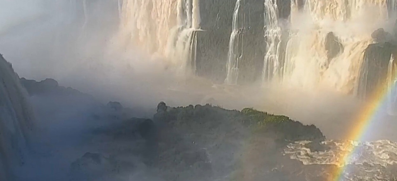 Vazão das Cataratas do Iguaçu poderia encher 97 piscinas olímpicas por minuto após chuvas no Paraná