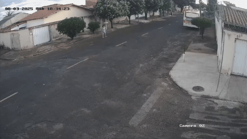 VÍDEO: motociclista inabilitado ignora sinalização e é arremessado ao meio-fio ao bater com carro no Bairro Guarani em Uberlândia