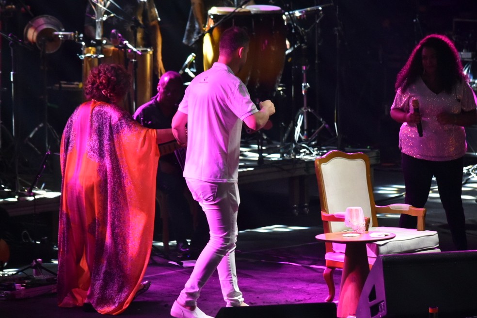 Alcione passa mal em show em PE e deixa palco — Foto: Felipe Souto Maior /Agnews