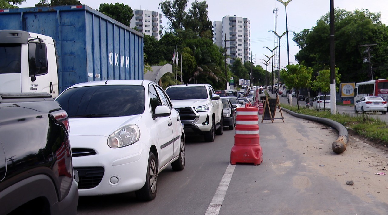 Lentidão no trânsito é registrado na Alameda Cosme Ferreira em Manaus; saiba o motivo