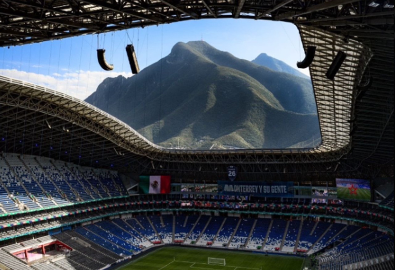 É #FATO: Fotos mostram estádio que fica perto de montanha no