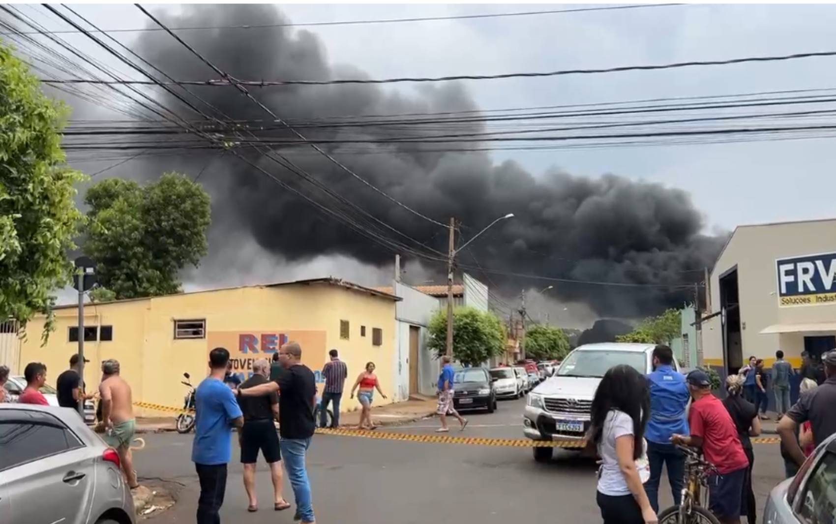 Quarteirão é evacuado após incêndio atingir fábrica de produtos químicos em Sertãozinho, SP