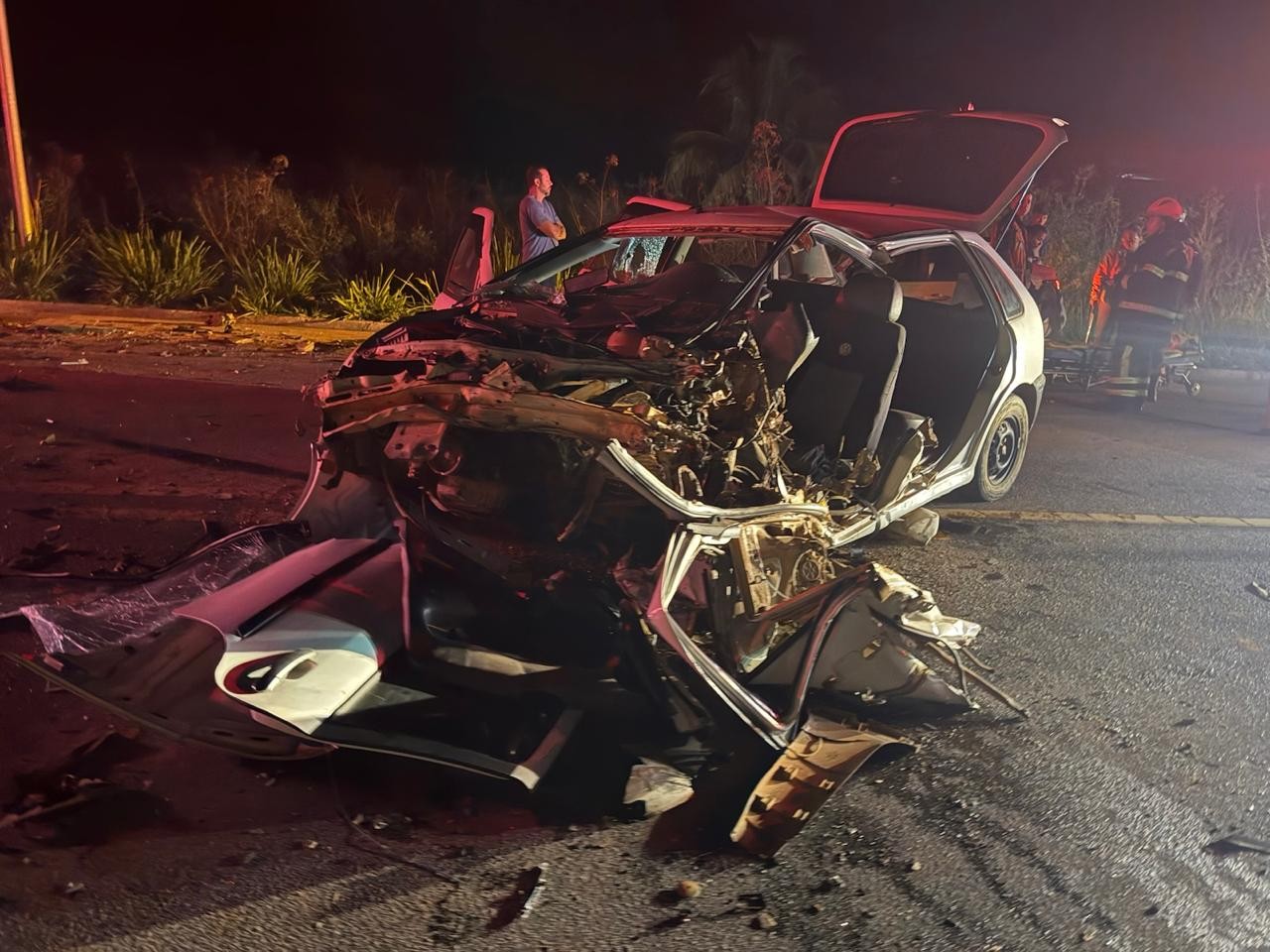 Carro bate em cavalo, deixa 5 feridos e vítima presa às ferragens em Colatina