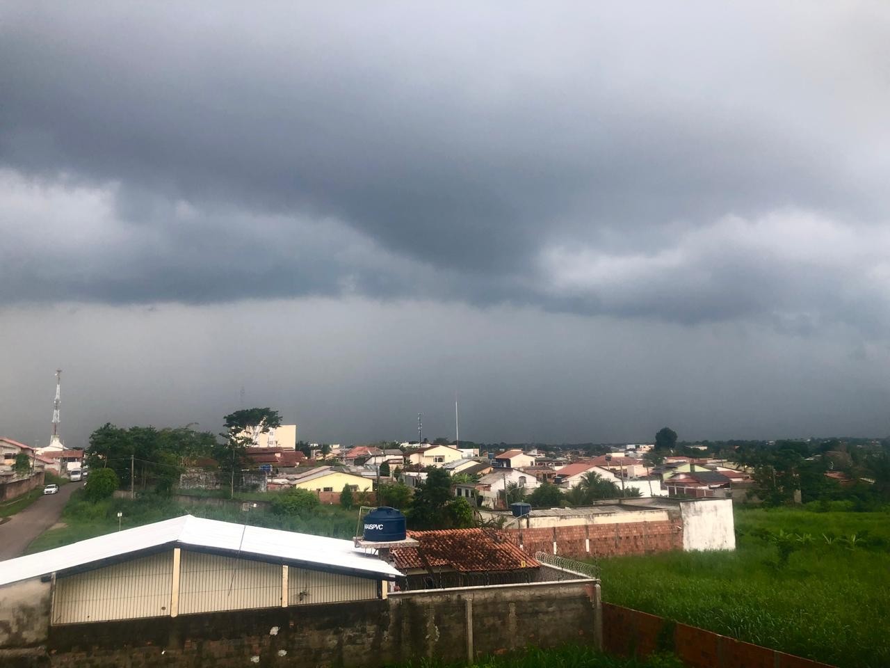 Inmet emite alerta laranja de chuvas intensas e ventos de até 100 km/h em duas cidades do Acre