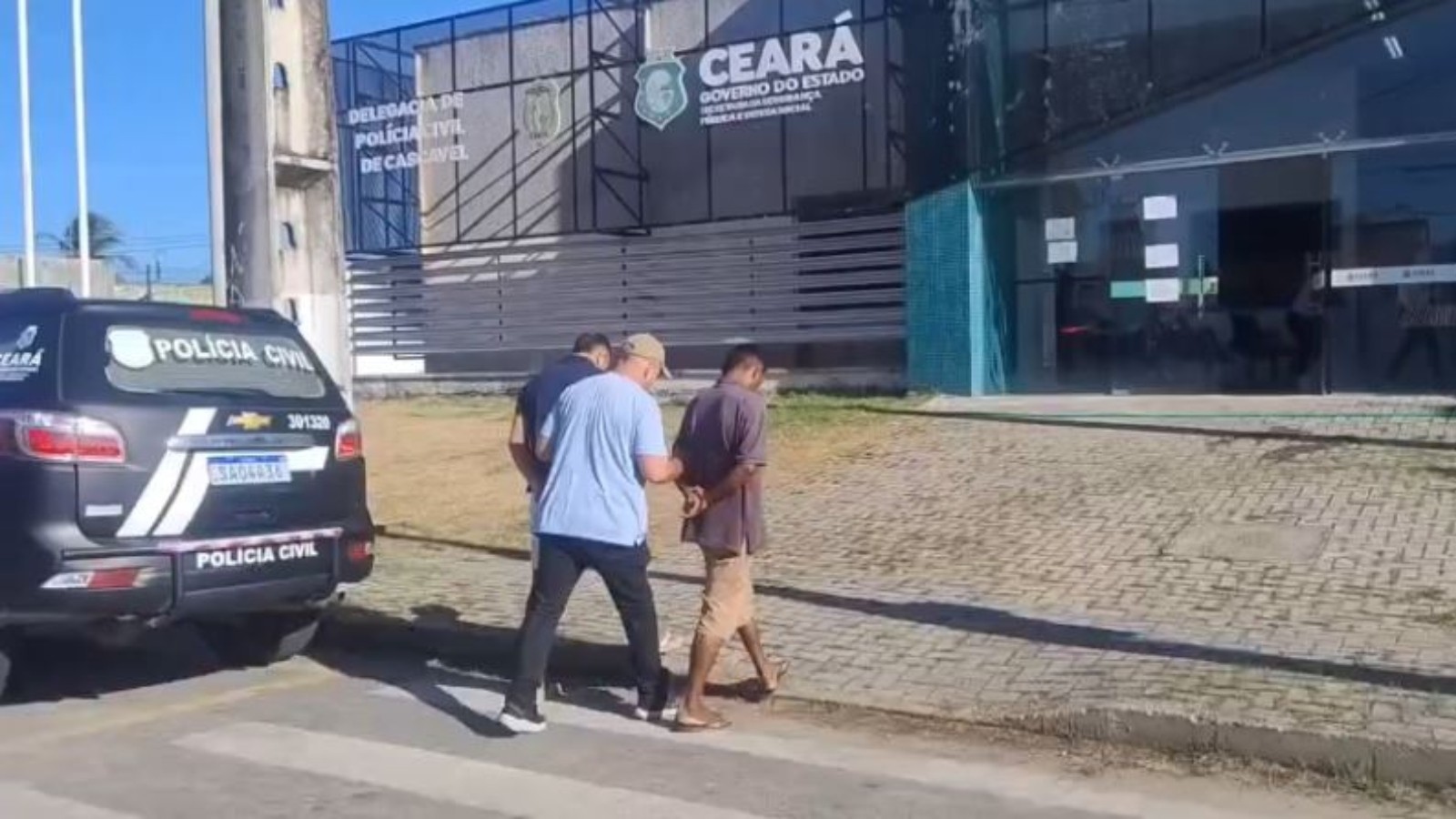 Pai e filho são presos por suspeita de estuprar e agredir mulher na Grande Fortaleza