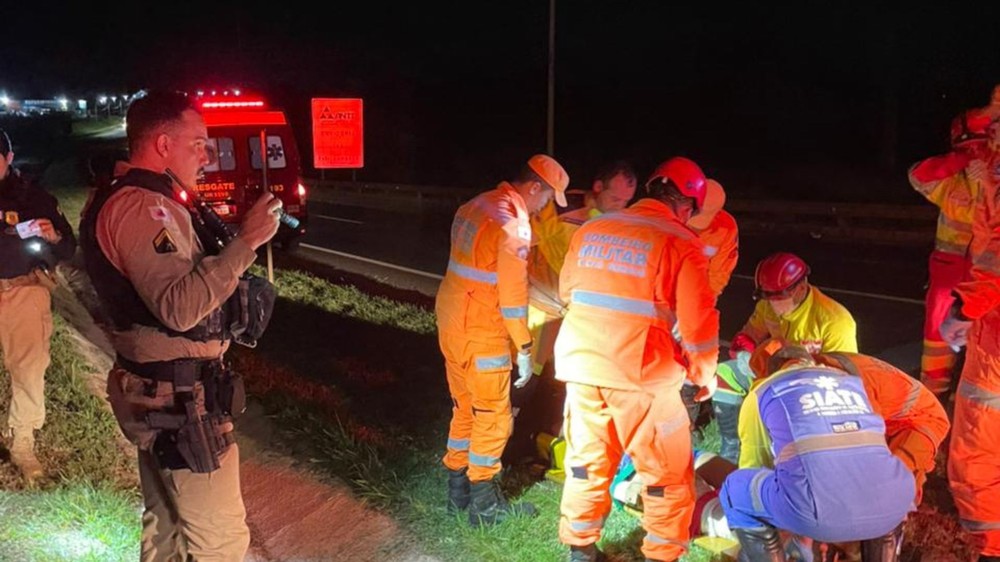 Moto e carro batem de frente e deixam dois feridos graves na BR-365 em Uberlândia