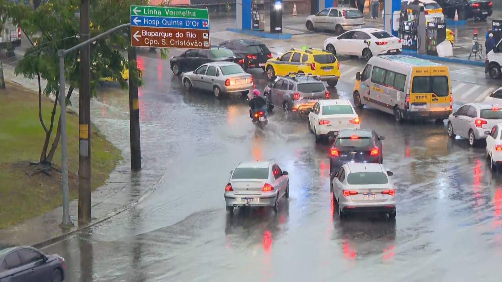 Chuva forte e visibilidade reduzida em área urbana do Rio de Janeiro