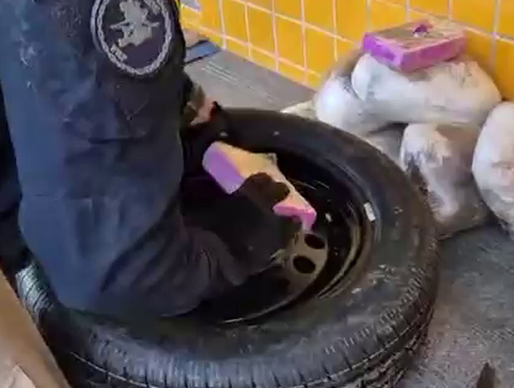 PRF encontra cocaína dentro do estepe de um carro em Nossa Senhora do Socorro