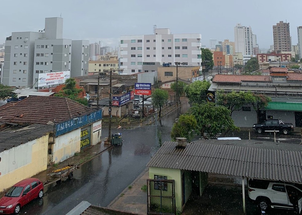Bairro Saraiva sob chuva registra forte enxurrada. — Foto: Jeruza Alves/Arquivo