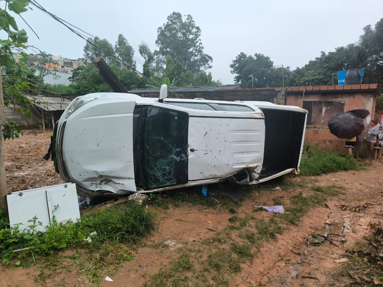 Motorista sobrevive após carro cair em ribanceira de 30 metros na BR-267, em Juiz de Fora