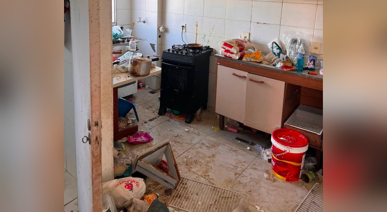 Crianças são encontradas sozinhas em imóvel insalubre, e mãe é presa em Sorocaba 