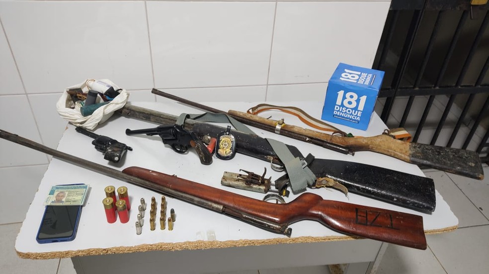 Armas encontradas com o suspeito — Foto: PC-ES